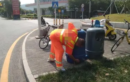 加大道路沖洗的保潔力度,提升城市的干凈程度 加大道路沖洗的保潔力度,提升城市的干凈程度