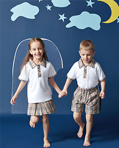 白色翻領襯衫+格子短褲